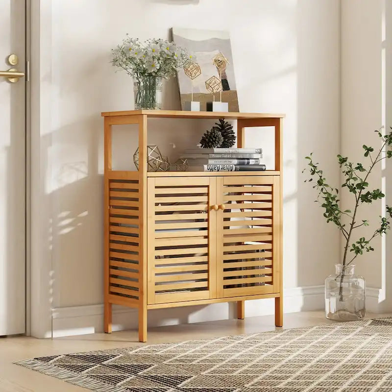 Meuble de rangement au sol en bambou naturel avec portes persiennes et étagère ouverte