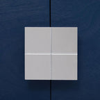 Meuble de rangement à 4 portes avec étagères réglables et pieds en fer, blanc / bleu marine / noir